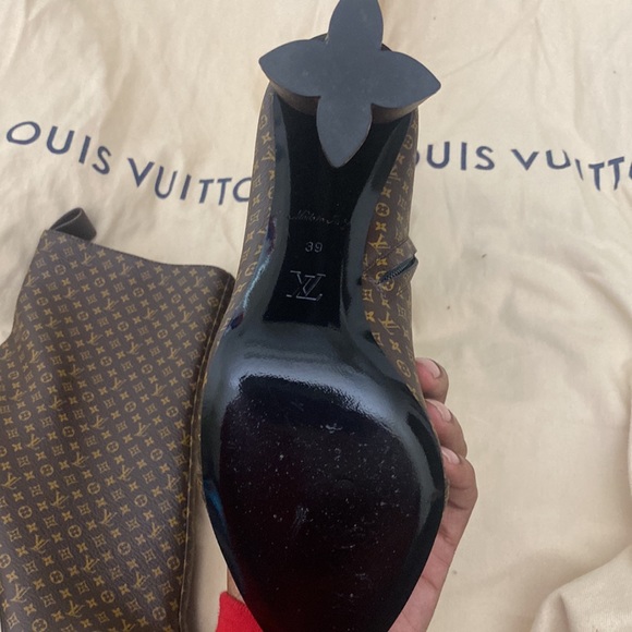 Size 7 US - Picture 2 of 2